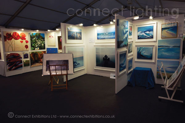 exhibition light, exhibition lighting, exhibition lights at an exhibition at 'Windsor Arts Fair', panels creating an exhibition space for artists, lighting in a marque. (painting, photos, artists print, fashion)